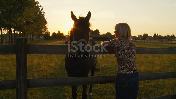 Giovane donna con cavallo
