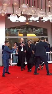 Rai Movie - con il supporto di Rai Cultura - è la tv ufficiale anche della #BiennaleCinema2023. Tutti i giorni, fino all’8 settembre, in seconda serata su Rai Movie e in replica su Rai2 HD, la rubrica “Venezia Daily” sarà l’appuntamento quotidiano con gli eventi più significativi della Mostra. Su RaiPlay ogni giorno, interviste esclusive, dirette streaming, conferenze stampa ed extra da La Biennale di Venezia #Venezia80 | Rai Cultura