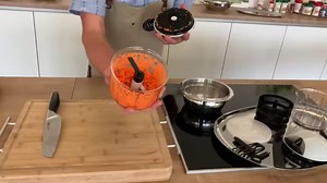 2.5K views · 36 reactions | 綾 Heute stellt dir Stefan den innovativen AMC Quick Cut vor: Der Gemüseschneider ist ein einzigartiger Gemüsehacker mit drei beweglichen Schneideelementen. Die Bedienung des Gerätes ist einfach und selbsterklärend. Gemüse, Zwiebeln, Knoblauch sowie Kräuter können einfach zerkleinert werden.  Der praktische Quick Cut fehlt noch in deinem Küchenzubehör? Frage einfach deine/n Berater/in oder schreibe uns eine private Nachricht. | AMC | Facebook