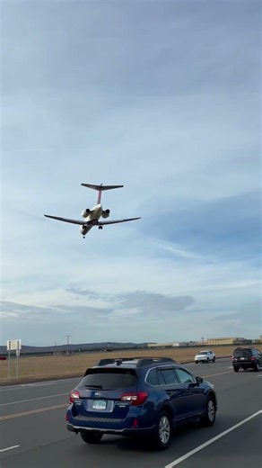 Delta Boeing 717 Landing at BDL