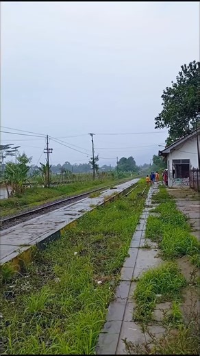 Aries Van Java on Instagram: "Oleh-oleh Cianjur, Warga Menyambut Uji Coba Kereta Jakalalana. #reels #keretaapi #cianjur #jakalalana"