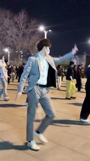 This Guy’s Dancing Is Impossible to Ignore! #dancedelight #danceworkout #stepbystepdance #dance