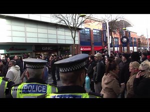 Police 'queue for doughnuts' during EDL march