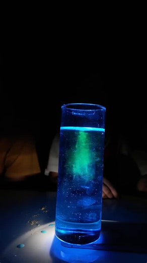 TeacherKim on Instagram: "Science Activity – Dark Night Vortex 🌌 With just a glass of water, food coloring, finely crushed chalk, and light from a phone, parents can create a sparkling mini vortex that looks like a galaxy for children. By observing this swirling mini vortex, children can visually understand natural phenomena such as whirlpools and tornadoes, while also exploring the movement of flowing water in a fun, natural, and engaging way ✨"