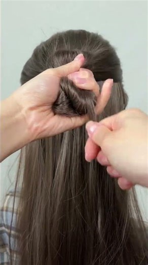 Gentle Half-Up Half-Down Hairstyle: The Perfect Date Look