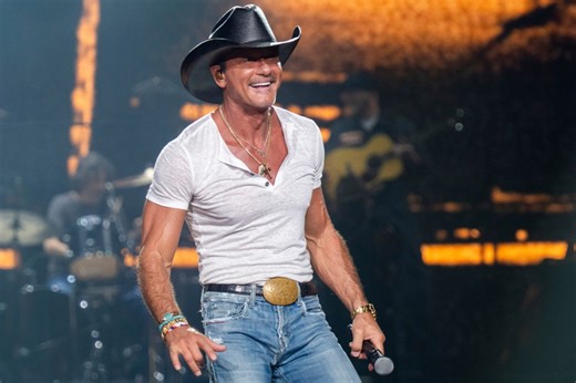 Country music legend spotted with cane after canceling show due to health issues