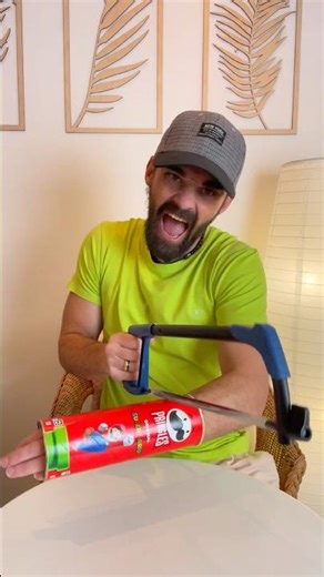 Using the noodle container, he removed the Pringles can from his hand ✋🏿