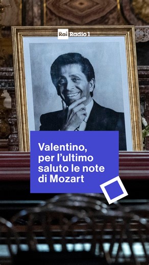 #Roma I funerali di #Valentino. Mondo della moda e divi di Hollywood per l’ultimo saluto al grande stilista: Donatella Versace, Cucinelli, Anne Hathaway, Liz Hurley, Anna Wintour. Il compagno “Non ti dico addio, ma grazie”. Lungo applauso quando il feretro ha lasciato la chiesa. A risuonare note di musica classica. Il racconto di @fedemello. | Radio1 Rai