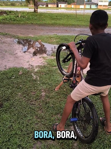Partiu rolezinho... Se Maia e a Chuva deixarem 🐕😂🌧️ #bike #grau #chuva #maia