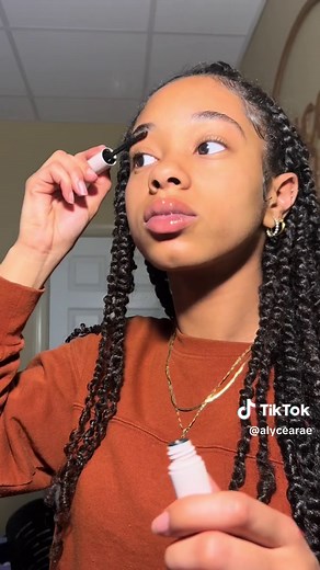 Had some time to this morning to clean up my eyebrows & the steps are super easy!✨ I use tweezers and an eyebrow razor to clean up the edges of my eyebrows (be careful!!)💕 Here are the other products I use for skin care and makeup⬇️ 1. @Anastasia Beverly Hills eyebrow freeze gel & mascara 2. @Bath & Body Works “champagne toast” & “poppy” perfume 3. @YSL Beauty “libre” perfume 4. @TPH BY TARAJI “here we glow now” shimmering body lotion 5. @Sol de Janeiro brazilian bum bum cream #morningroutine #