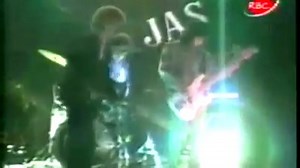 ¿ARENA HASH NO ES UN REFERENTE DEL ROCK PERUANO? El día que Fiorella Cava la fundadora de la banda Jas, quien en entrevista a un medio local aseguró que Arena Hash no podría ser considerada como una banda o un referente del rock peruano. Ni siquiera grababan, Era un grupo que lo grababan todas las cosas. Lo reconozco como una banda pop que no llegan a ser un Milli Vanilli, porque pedro cantaba y cantaban los demas. Christian Meier, Patricio Suárez-Véliz y Arturo Pomar Jr. no tocaban instrumentos