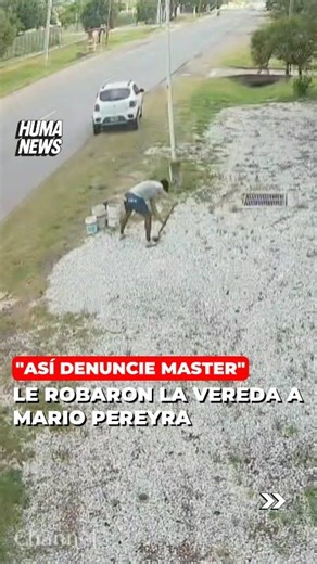 🪨 Mario Pereyra publicó un video donde se ve claramente cómo un hombre baja de un auto con tres baldes, junta piedras de la vereda de su casa en Sauce Viejo, las carga y se va cuando el vehículo vuelve a buscarlo. Indignado, “el master” avisó que tiene al autor identificado y lanzó un ultimátum público antes de denunciar: “Te tenemos filmado y con datos. Mañana hago la correspondiente denuncia, si no devolvés lo que te llevaste de mi vereda. Llévalo y dejalo nomás de donde lo sacaste.” | Humano