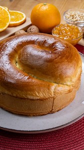 GUBANA Un dolce della tradizione, perfetto da condividere durante le feste 🎄 INGREDIENTI PER L’IMPASTO 240g di farina manitoba 150g di farina 00 7g di lievito di birra disidratato 60g di zucchero 120g di latte tiepido 1 uovo 60g di burro morbido 1 cucchiaino di miele 1 pizzico di sale fino Scorza di limone Scorza di arancia PER LA FARCITURA 60g di noci 35g di nocciole 30g di pinoli 30g di uvetta 60g di amaretti 35g di biscotti secchi 40g di pangrattato 10g cacao amaro 10g di cannella in polvere