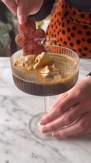 11 reactions | if you didn’t get a Starbucks bear, make this instead ☕️ how to make: add two scoops of vanilla ice cream to a champagne coupe or ice cream dish add two shots of espresso and 1 oz of kaluha or coffee liqueur top with a gingerbread man cookie and a little cinnamon https://everydayelizabeth.com/gingerbread-affogato | Everyday Elizabeth | Facebook