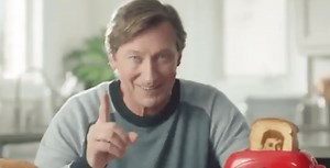 Wayne Gretzky stars in hilarious toaster commercial (VIDEO) | Sports
