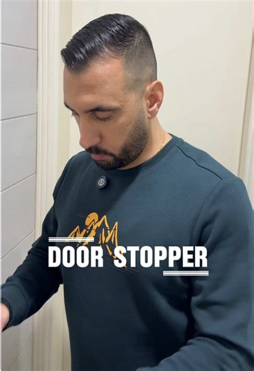 🚨Planing to rent an Airbnb or a guesthouse? Security matters. This portable door stopper alarm alerts you when the door opens or vibrates, adding an extra layer of protection ! Shop now! (Link in bio) www.gadgitech-me.com #GadgiTech @Gadgitech