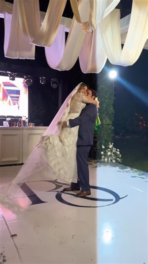 Gumonx Fotografo on Instagram: "Entre foto y foto pasan estas cosas 😂📸 A Andy lo estaba molestando para ver si le había puesto “Andy” al zapato como en Toy Story… y cuando agarré el zapato de Macarena (sí, Jessica Simpson 😏👠) no era para ver la marca… era para confirmar si también decía Andy 😂 Spoiler: ❌ ningún zapato decía Andy ❌ y tampoco bailaron la Macarena 💃🏻🕺🏻 Pero lo que sí hubo fue risa, confianza, (vieran como pase mas de 30 tequilazos a los invitados 🤣🤣) momentos reales y ta