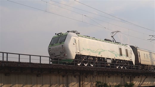 【沪昆线】夕阳下，HXD2D-0001牵引X106次列车上行接近鹰潭站