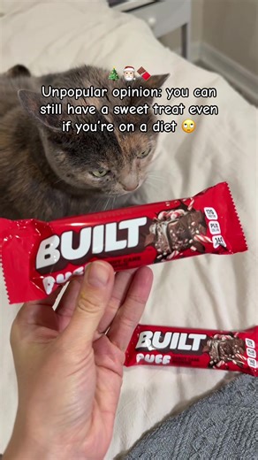 🍫Candy cane brownie 17g of protein collagen and only 140 calories🤯 not to mention tastes like candy #builtpuffbars #builtpuff #proteinbar #TikTokShopCyberMonday #christmasgiftideas