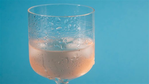 Por qué no se le debe echar hielo al vino y cómo hacerlo bien cuando no tienes más remedio