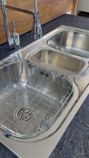 🔥 BIG FRIDAY DEAL 🔥 Transformez votre cuisine avec l’élégance et la praticité de l’évier Asil AS75 – 3 bacs ! ✨ En inox premium ✨ Dimensions 103 x 50 cm ✨ 3 bacs ultra-pratiques ✨ Accessoires inclus : passoires paniers de vidange ✨ Installation encastrée & normes CE 💥 Seulement 560dt au lieu de 720dt ! Une opportunité à ne pas manquer pour moderniser votre cuisine à prix choc 🔥 📦 Stock limité • Livraison rapide | Time Design