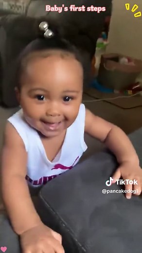 The precious moment of your baby taking their first steps 😍❤️ || The priceless reaction of parents 🥰 #baby #cutebaby #kids #toddler #firststeps