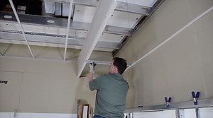 Learn how to build a vertical drywall transition between two acoustical ceilings the faster, easier, better way with vertical F-transition molding. http://bit.ly/324YpOJ | Armstrong Ceilings Installation Systems