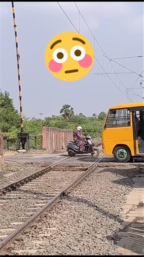 ரயில் வரும் நேரத்தில் 👹 #viral #railtrack #train #ytshorts #trending #shorts #song