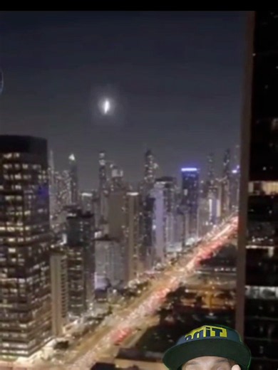 Ovnis en forma de luces en el cielo fueron grabadas ascendiendo desde la ciudad en Brasil. #bienvenidosalamatrix #ufoキャッチャー #ovni #uap #aliens #desclasificacion #ovnirecord