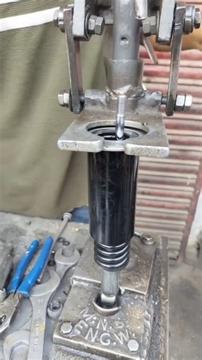 *•.¸♡ 😎🇼‌🇦‌🇿‌🇮‌🇩‌🦋 ♡¸.•* on Instagram: "Splendor Bike Rear Shock Absorber Fitting . . . . . #reelsinstagram #trending #viral #reels #viralreels #instagramreels"