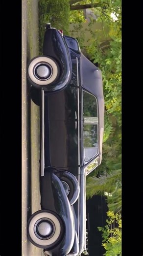 When everything else blends in, she stands timeless ~ 1939 Buick Roadmaster.