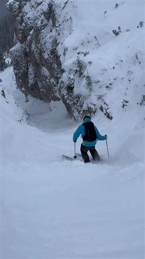 FREESKIER Magazine on Instagram: "More than 13 feet of snow has fallen so far this season at @sunshinevillage and the skiing is all time 😤 so you know the #FREESKIER crew had to roll through and sample the goods. When you’re done shredding, it’s time to recoup. take a dip in one of Canada’s largest hot tubs at the Sunshine Mountain Lodge and you’ll be ready to go again in the morning. // SKIER: @dcquigley @arghney // #FREESKIER #ThisIsSkiing"