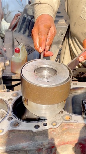 Truck Engine Repair Piston Ring installtion #pistonrings #MechanicSkills #enginerepair #truckmechanic #fbreels | Mechanical Expert Video