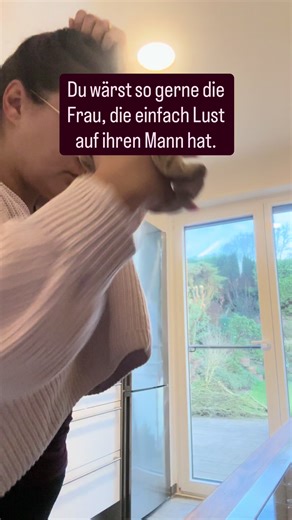 Einfach so. Ein Blick, ein Kuss und zack lodert das Feuer. Diese Sehnsucht nach der Lust, die einfach da ist. Diese Form von Lust, die als die einzig wahre gilt. So, wie wir es in Filmen gelernt haben. Und wenn das nicht passiert, denken wir: mit mir stimmt etwas nicht. Stimmt nicht. Mit dir stimmt alles. Vielleicht erklärt es sich hierdurch: Es gibt zwei Lusttypen. Den spontanen, der Lust einfach spürt, ohne besonderen Anlass. Da reicht ein Blick, ein Gedanke und schwups. Brennt die Flamme. Und