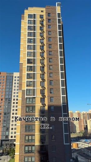 Baysmahov on Instagram: "Клиент купил квартиру с ремонтом. По итогу ржавчина на металле, трещины по углам, трещины на оконных рамах, кривые стены с обоями , кривые полы с плиткой, ужасно положили плитку в ванной и т. д. #астрахань #стройкаастрахань #стройка #построитьдом #дом"