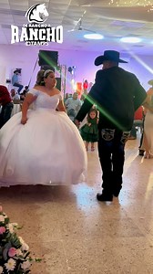 Mi compa javi bailando en su ultimo dia de solteria!! A partir de ese dia no puede bailar con nadie mas que no sea la amiga Perla!! Asi lo dijo el padre en la iglesia 😂 | De Rancho a Rancho Tamps