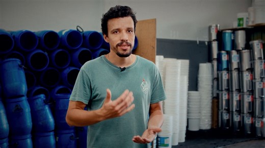 Cerca de 50% do lixo que chega aos aterros sanitários poderia virar adubo. Essa descoberta motivou o empreendedor Lucas Chiabi a criar o Ciclo Orgânico e transformar lixo em negócio. Com isso, Lucas dá o destino correto para os resíduos produzidos por mais de 5 mil famílias. O Ciclo Orgânico nasceu em 2015, no Shell Iniciativa Jovem, que completou 25 anos em 2025. Mais um legado do programa, que acelera negócios inovadores e sustentáveis. As inscrições para o Shell Iniciativa Jovem 2026 estão ab