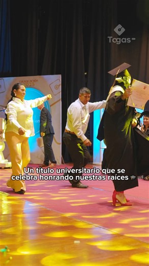 Este título no solo representa años de estudio, sino una historia familiar que se honra bailando y celebrando nuestras costumbres🎓💙 #graduación #UWiener #UniversidadNorbertWiener #nutrición #nutricionistas #CeremoniaDeGraduacion #momentoesperado #graduación2025 #Togas #birretes #equipotogasservice #fiestas #celebracion #egresados2025 #lolograste #diploma #graduation #HistoriasQueSeCelebran | Togas Service