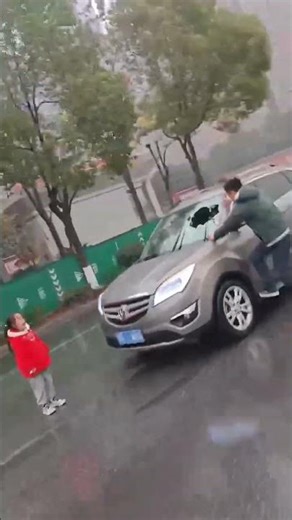 电瓶车别停小汽车骑手带女儿上去打砸！大冶市区居民刘某（41 岁)与妻子张某(35 岁)因家庭纠纷情绪失控，刘某驾驶二轮摩托车行至交叉路段将妻子张某驾驶的车辆拦停并打砸前挡风玻璃，影响车辆正常行驶