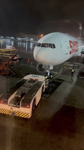 Swiss Air b777-300 push back #swissair #boeing #boeinglovers #reelsfypシ #fyp | The Spotter La