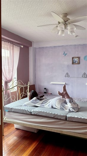 香緒里 ✿ 𝚗𝚒𝚌𝚘 の旅する暮らし on Instagram: "何を隠そう眠り姫😇 いや、50代で姫は無いけど(笑) オフの日は10時間眠り続けるし ベッドの上でゴロゴロしたりストレッチしたりは とても贅沢なしあわせ時間 新入りマットレスの凹凸が気持ち良すぎて ますます寝るのが楽しみに🤍 睡眠学博士×素材専門家 共同開発の Season Sleep Reversible Mattress ☑︎ 三つ折りタイプで持ち運びも収納も楽々 ☑︎ 春夏/秋冬面のリバーシブル ☑︎ 両面凹凸加工 ☑︎ 体圧分散で腰をサポート ☑︎ 安心の制菌加工カバー 春夏はさらっと 秋冬は包み込むような温かさで年中快適〜 落ち着いたグレーカラーもインテリアにしっくり ベッドの上に重ねたり リビングで直置きしてお昼寝や来客用にも◎ 楽天市場で購入できるよ🤗 . . . . . . . . . . #PR @seasonsleep_official #nicotto香緒里 #SeasonSleep #シーズンスリープ #寝具"