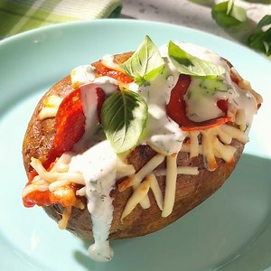 Two dinner favourites in one? Count us in! 🙋‍♀️ This baked potato pizza is the ultimate comfort food mashup. 🍕🥔 How do you like to switch up pizza night? Get the full recipe below. 👇 Ingredients: 6 medium russet potatoes, washed and patted dry 3 tbsp olive oil ¾ tsp salt ½ cup plain 3% yogurt 2 tbsp mayonnaise 2 tbsp finely chopped chives 1 tbsp finely chopped dill ½ tsp fresh strained lemon juice 2 tbsp tomato paste 2 ½ cups halved grape tomatoes 1 garlic clove, finely grated ¼ pkg Complime