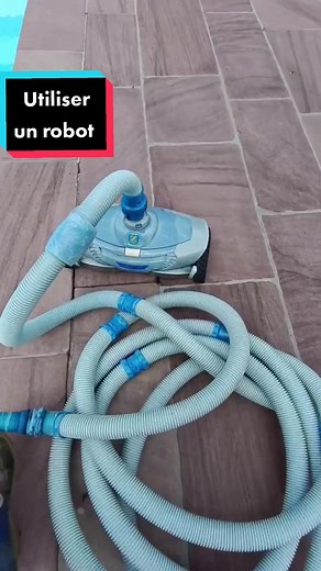 Branchement et utilisation d'un robot de piscine en aspiration : - Mettre le robot à l'eau - Remplir le tuyau d'eau - Brancher le robot à la prise balai - Ouvrir la vanne dans le local technique de la piscine. #piscine #tutorial #tutopiscine #robot #poolcleaning #nettoyage #satisfying #limpiezapiscina #alfapiscine
