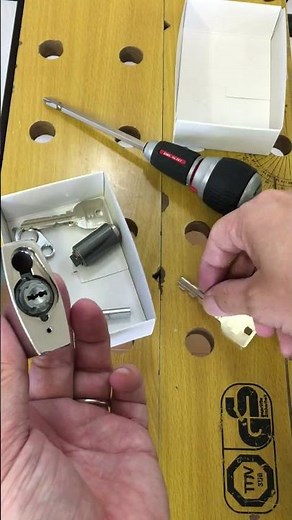 U9南京錠の本領発揮！内筒をURに交換してみた！美和ロックU9 APL【鍵屋】【鍵の仕組み】 #鍵 #locksmith #shorts