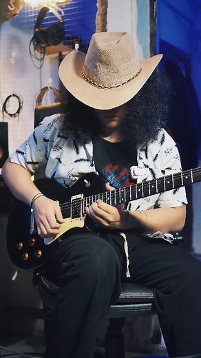 Dicky Rezta on Instagram: "Udah mirip blum 🤣🤣 November Rain by GnR NEXT APALAGI YA?? . . . tools gitar Cort cr100 Ltd esp MH50 Scorpion ss120 soundcard - Focusrite scarlet solo effect gitar - Valeton gp200 daw - Studio one6 laptop - MacBook Pro M4 #musicvideo #guitar #guitarcover #electricguitar"