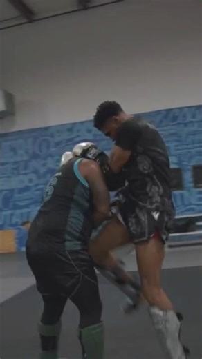 Excellent Use of the #MuayThai Clinch in Sparring (5x Champ Voshon Mack)
