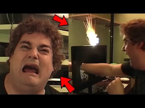 😱JUMPSCARE: Funny Fat Guy scary maze game makes dude break the computer and pee himself in FEAR lol