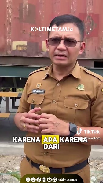 Kecelakaan lalu lintas kembali terjadi di kawasan pergudangan Jalan Teuku Umar, Kecamatan Sungai Kunjang, Kota Samarinda. Sebuah truk milik Dinas Lingkungan Hidup (DLH) Kota Samarinda menabrak gandengan kontainer yang terparkir di badan jalan, Selasa (31/3/2026) sekitar pukul 04.00 Wita. Peristiwa yang terjadi di depan PT Artanusa Beton itu diduga dipicu oleh manuver pengemudi truk yang berusaha menghindari kendaraan dari arah berlawanan. Namun, karena keterbatasan ruang akibat kontainer yang me