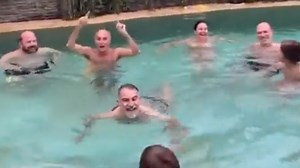 El «loco» baño por la independencia de Jordi Cuixart, Pilar Rahola y compañía