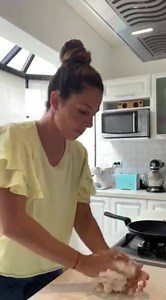 6.3M views · 76K reactions |  Fajitas caseras !!, con 3 ingredientes súper económicas y mil veces más ricas que los industriales. Yo las rellené con dulce de leche uds, que prefieren relleno dulce o salado? Leo sus opciones de rellenos...... ❤️Rinde 12 u. Harina 0000 150 grs. Aceite maíz o gira sol 1 cda Polvo para hornear 1 cdita. Agua 90 cc. | Estefi Colombo | Facebook